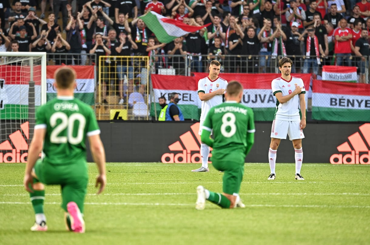 Térdelés és fütyülés fogja kettéválasztani Európát az Eb-n