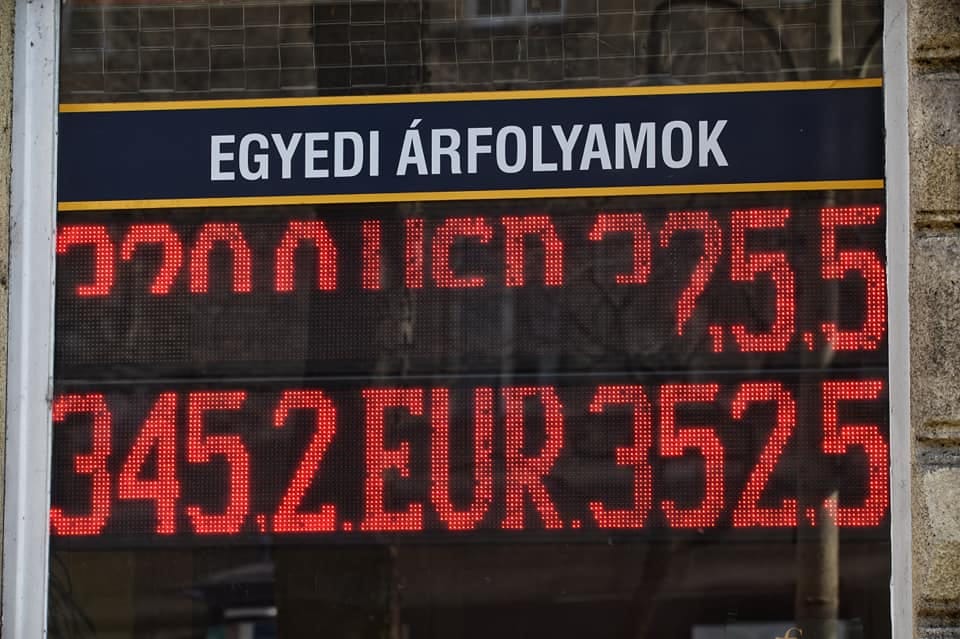 350 alá is benézett a forint
