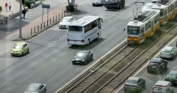 Busz hajtott szembe a forgalommal a Könyves Kálmán körúton – videó