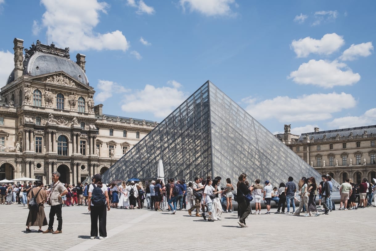 Bepipultak a dolgozók a Louvre-ban a havi eligazításon és spontán sztrájkba kezdtek