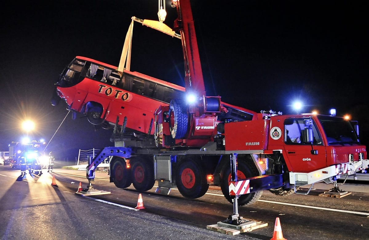 Fotók: patakba hajtott busz, elaludt a sofőr