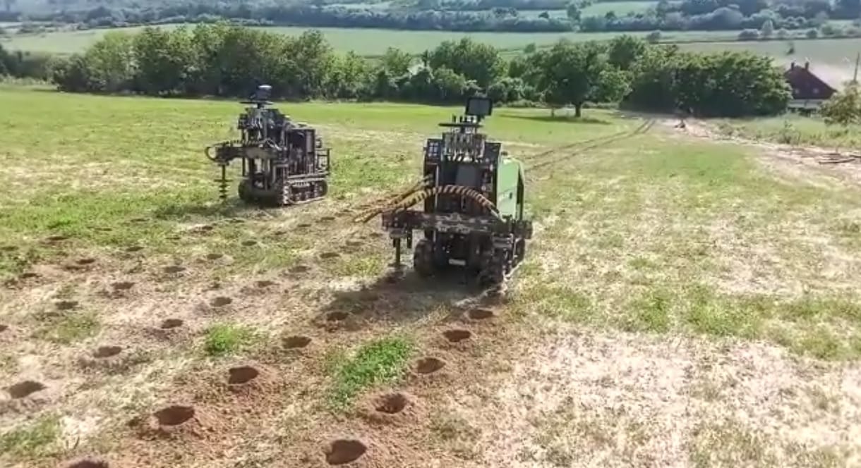 Két fura robot több ezer lyukat furkál Rezi határában, de még nem tudni, miért