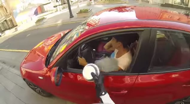 Videó: Így bünteti a paraszt autósokat a vagány motoros lány