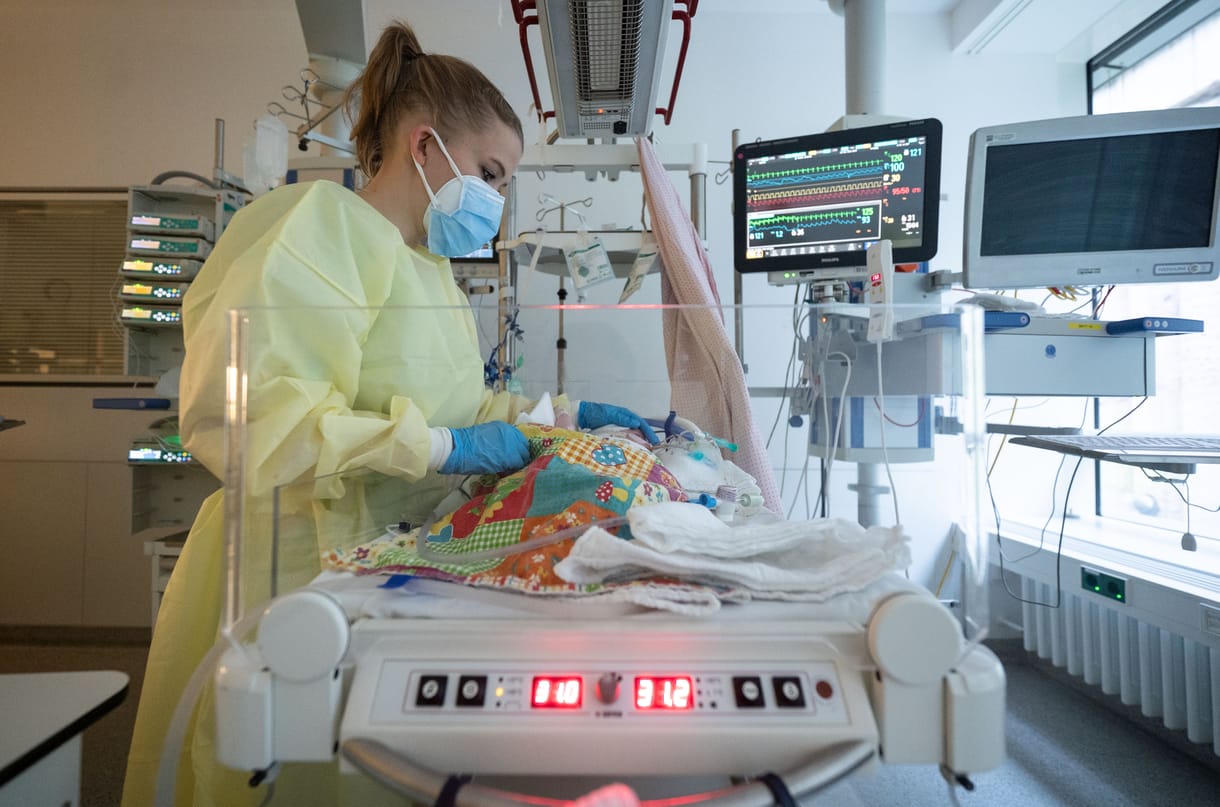Csecsemők között terjed az RSV-vírus, összeomlás szélén a német gyerekkórházak