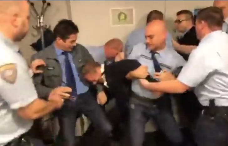 Vadai zokogott a tévészékház előtt, Hadházy még nem tudja, hogy alakul az este