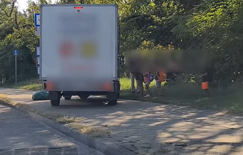 Csepelen döntött úgy egy teherautós, hogy a dugóban inkább megmássza a buszmegállót – videó