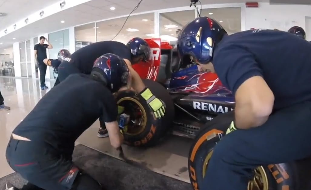 Így készül a Toro Rosso a boxutcás kiállásokra – videó