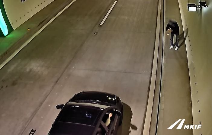 Életveszélyes mutatvány: fiatalok álltak meg videózni az M85-ös sztrádaalagútban