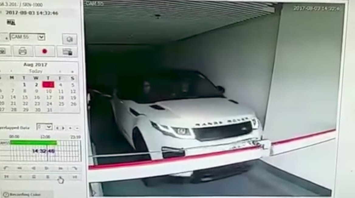 Csak ki kellett volna hajtani a mélygarázsból, de ez sem sikerült – videó