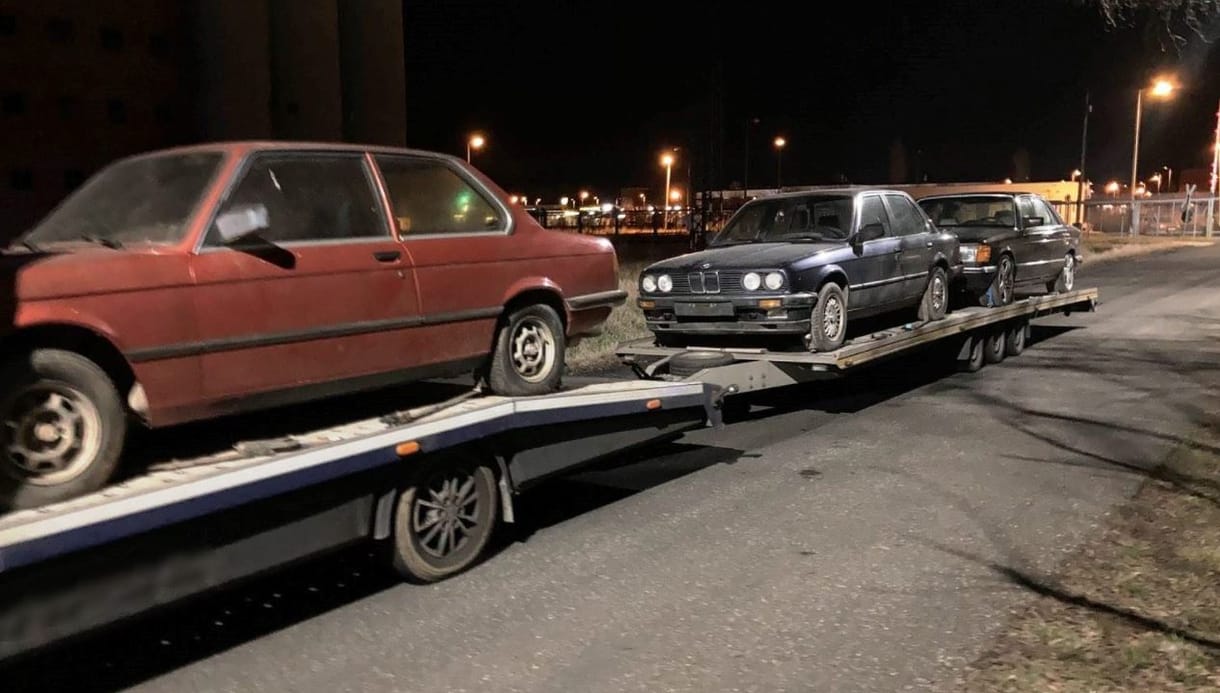 Gyűjtői veteránautókat vittek a túlsúlyos trélerek