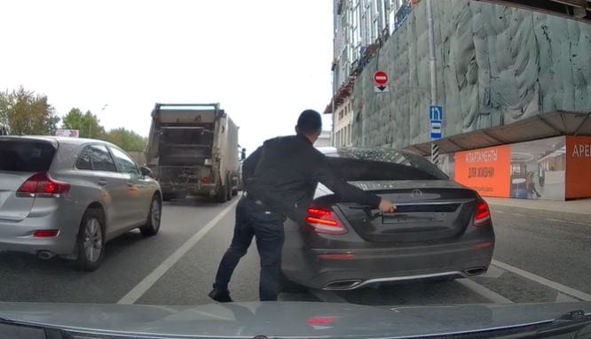 Gyorsan levette a rendszámot a rutinos autós, mielőtt nekiállt szabálytalankodni
