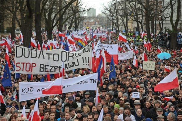 Újra ezrek tüntettek a lengyel kormány ellen Varsóban