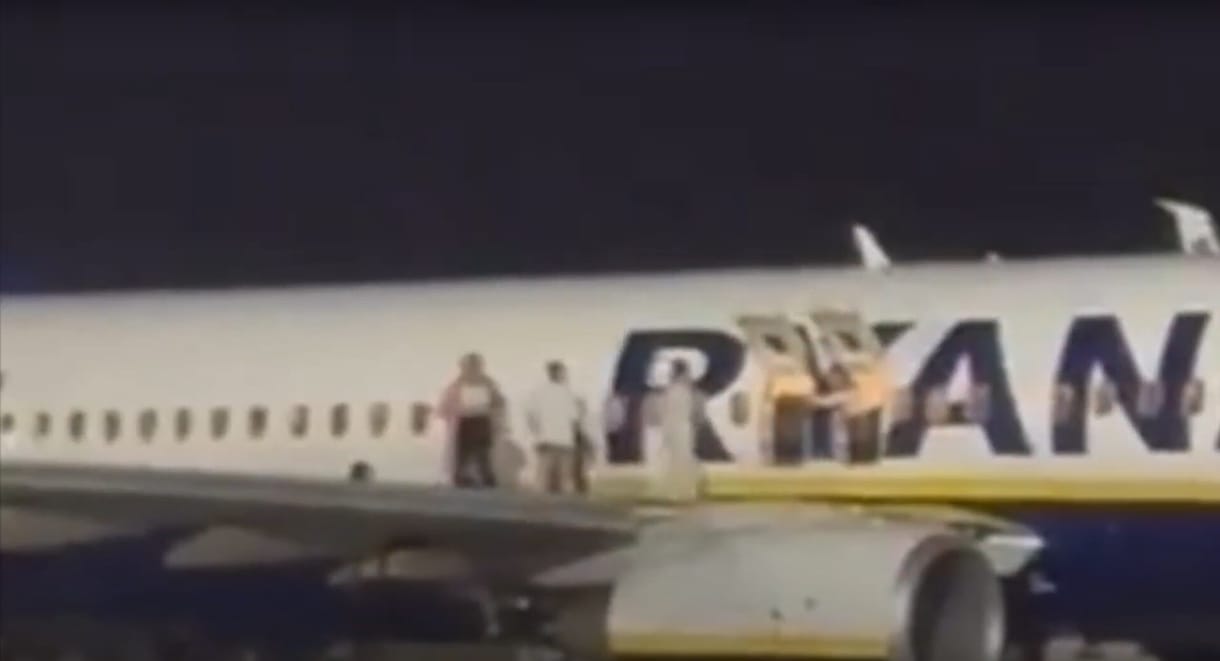 Téves tűzriadó volt egy Ryanair-gépen, több rémült utas a szárnyról ugrált le