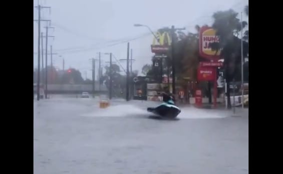 Szó szerint meglovagolta az ausztrál esőzések hullámait egy jet ski-s