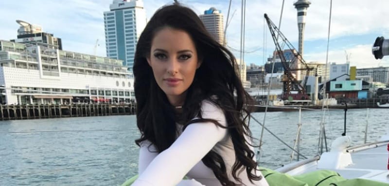 Egy Playboy-modell pont ott vetkőzött, ahol nem kellett volna