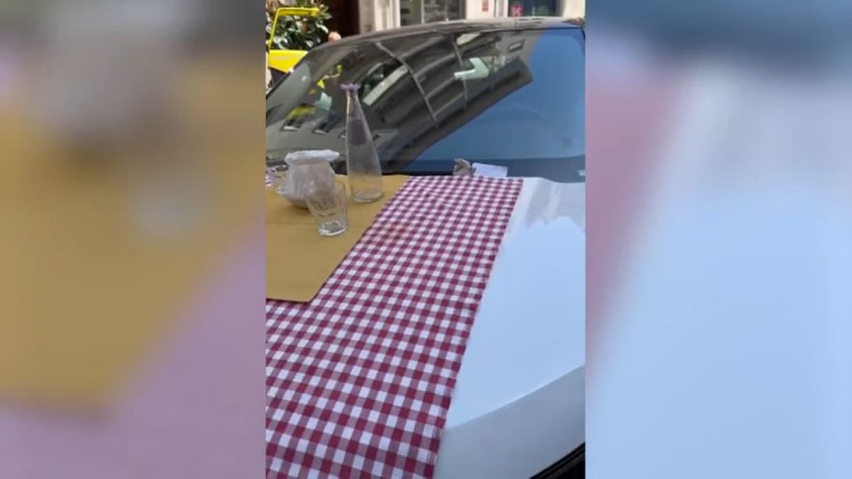 Viccesen figyelmeztették a járdára parkoló terepjáró tulajdonosát egy római étteremnél
