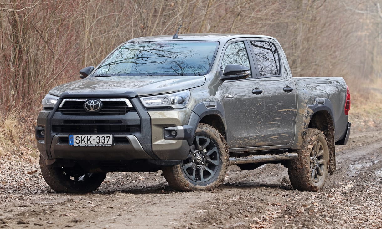 Bakancs és öltöny: teszten az új Toyota Hilux