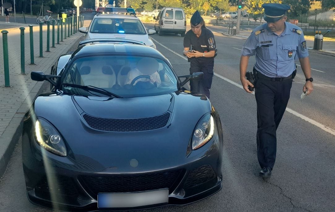 Tuningautókra vadásztak a rendőrök Budapesten, egy igazi ritkaságot is megállítottak