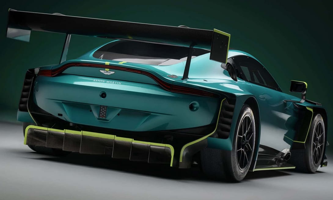 Gigantikus hátsó szárny a legújabb Aston Martinon