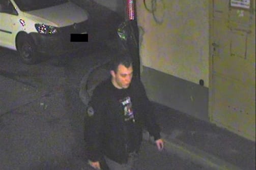 Videó: Sorra zúzta le a parkoló autók tükrét a söröskorsós garázda