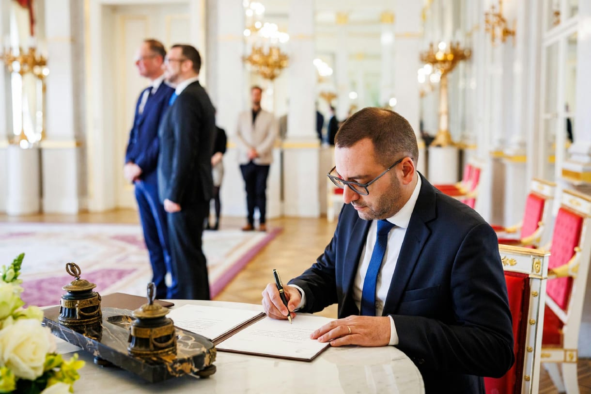 A Szuverenitásvédelmi Hivatal elnöke is vallott vagyonáról, öt budai ingatlan mellett 412 milliós megtakarításra is futotta