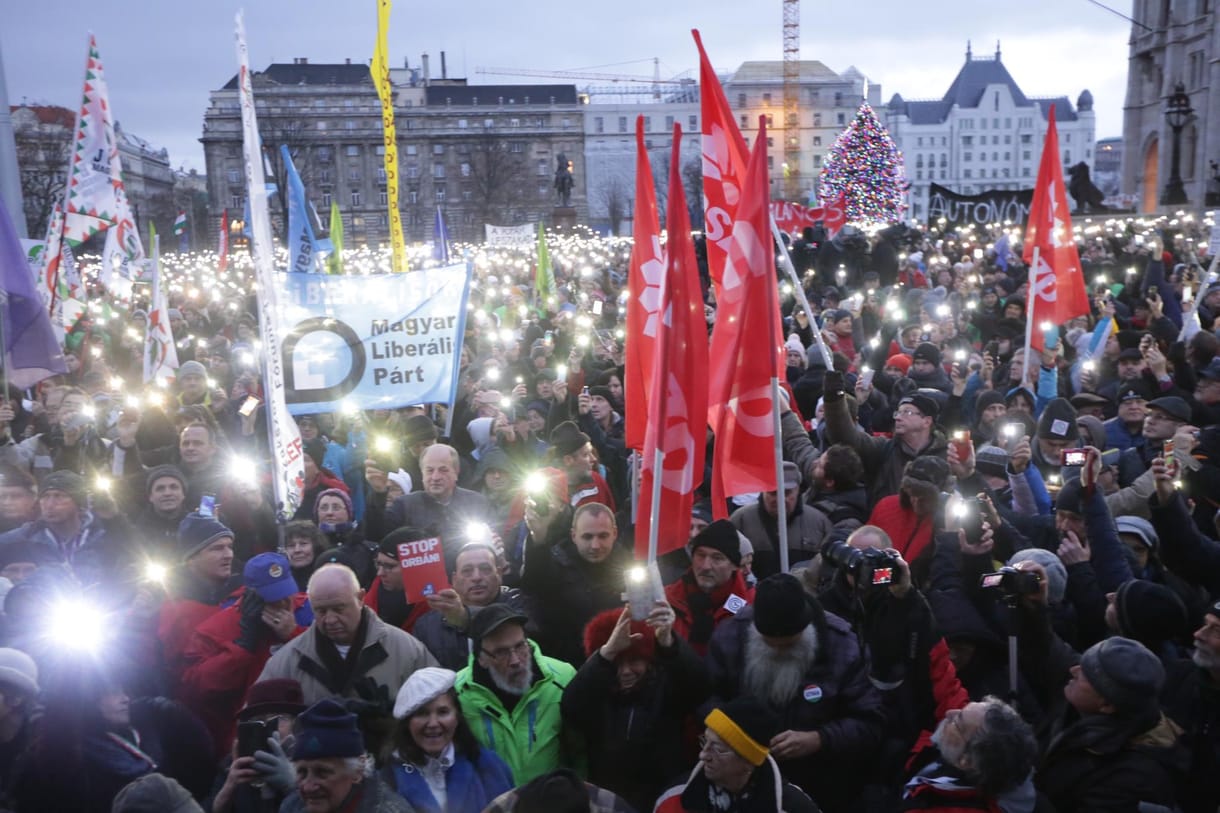 Több mint száz író áll ki a szombaton demonstrálók mellett