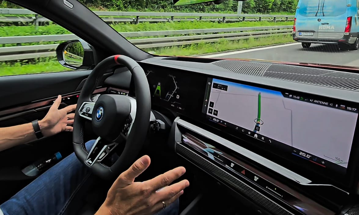 Tartósan elengedtük a kormányt és a tekintetünkkel váltottunk sávot a magától indexelő legújabb BMW-ben – videó