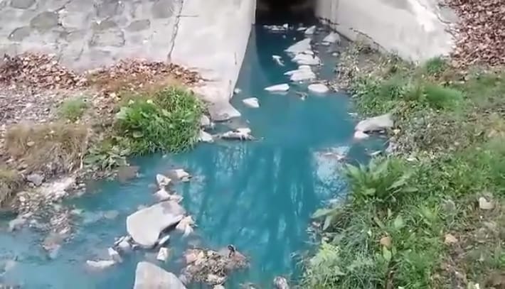 Valamitől türkizkékké vált a Duna Újpestnél