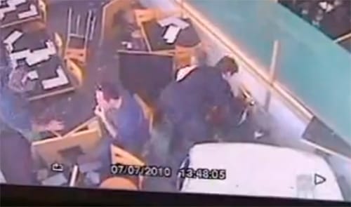 Étterembe csapódott egy autó Ausztráliában - videó