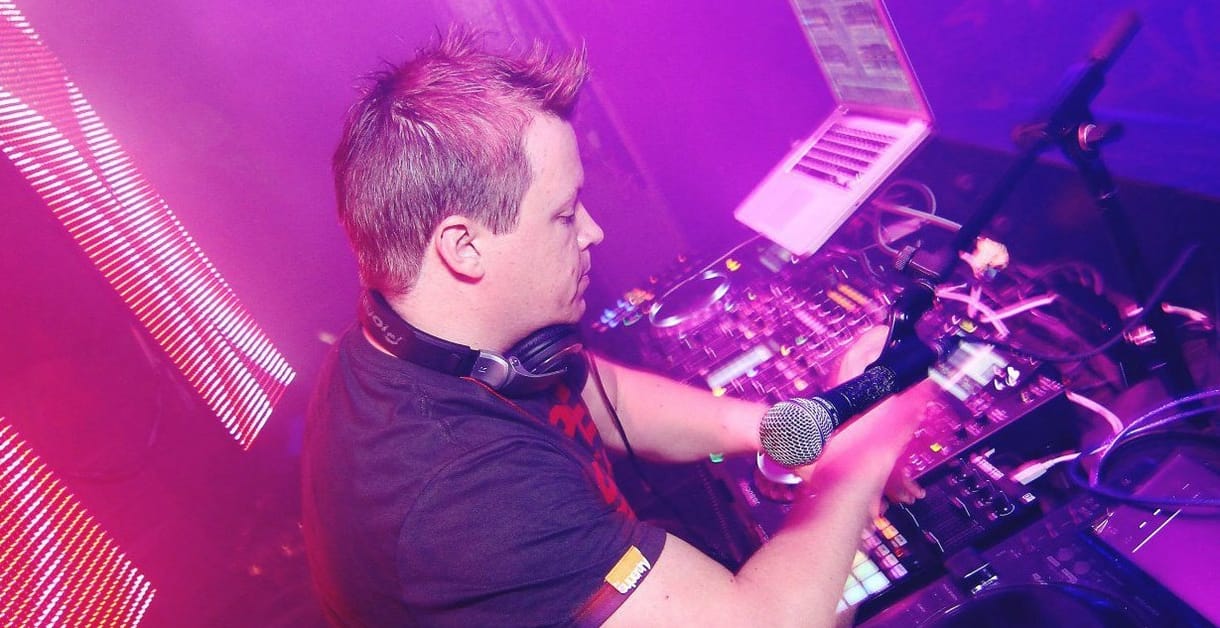 Átesett egy üvegajtón és elvérzett a világhírű DJ