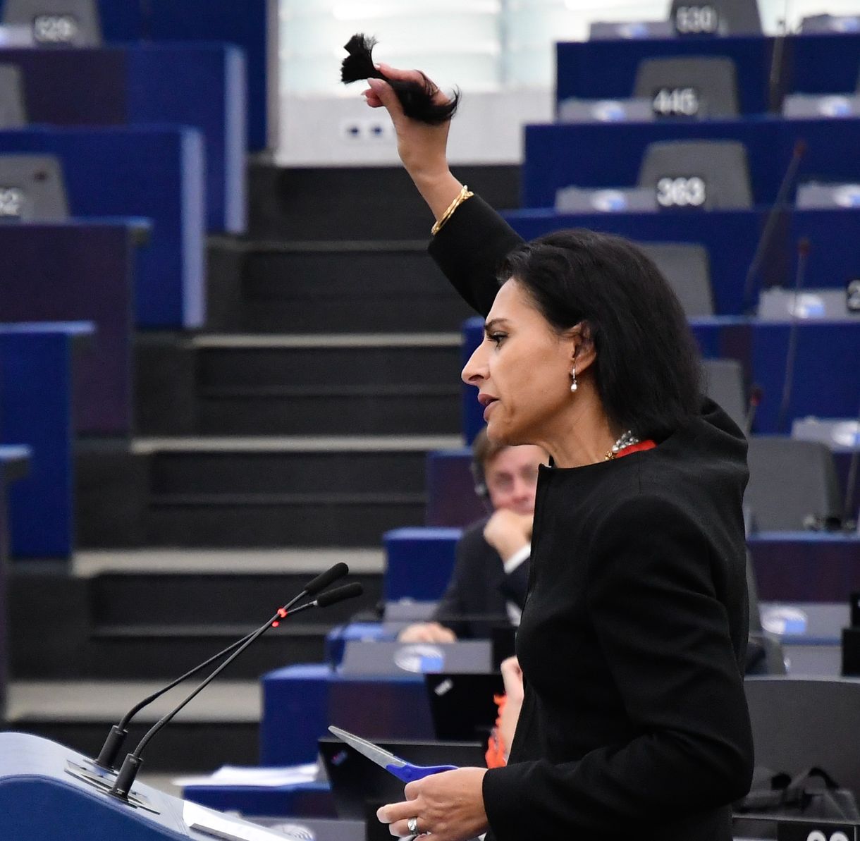 Felszólalása közben vágta le a haját egy EP-képviselő, hogy az iráni nőket támogassa