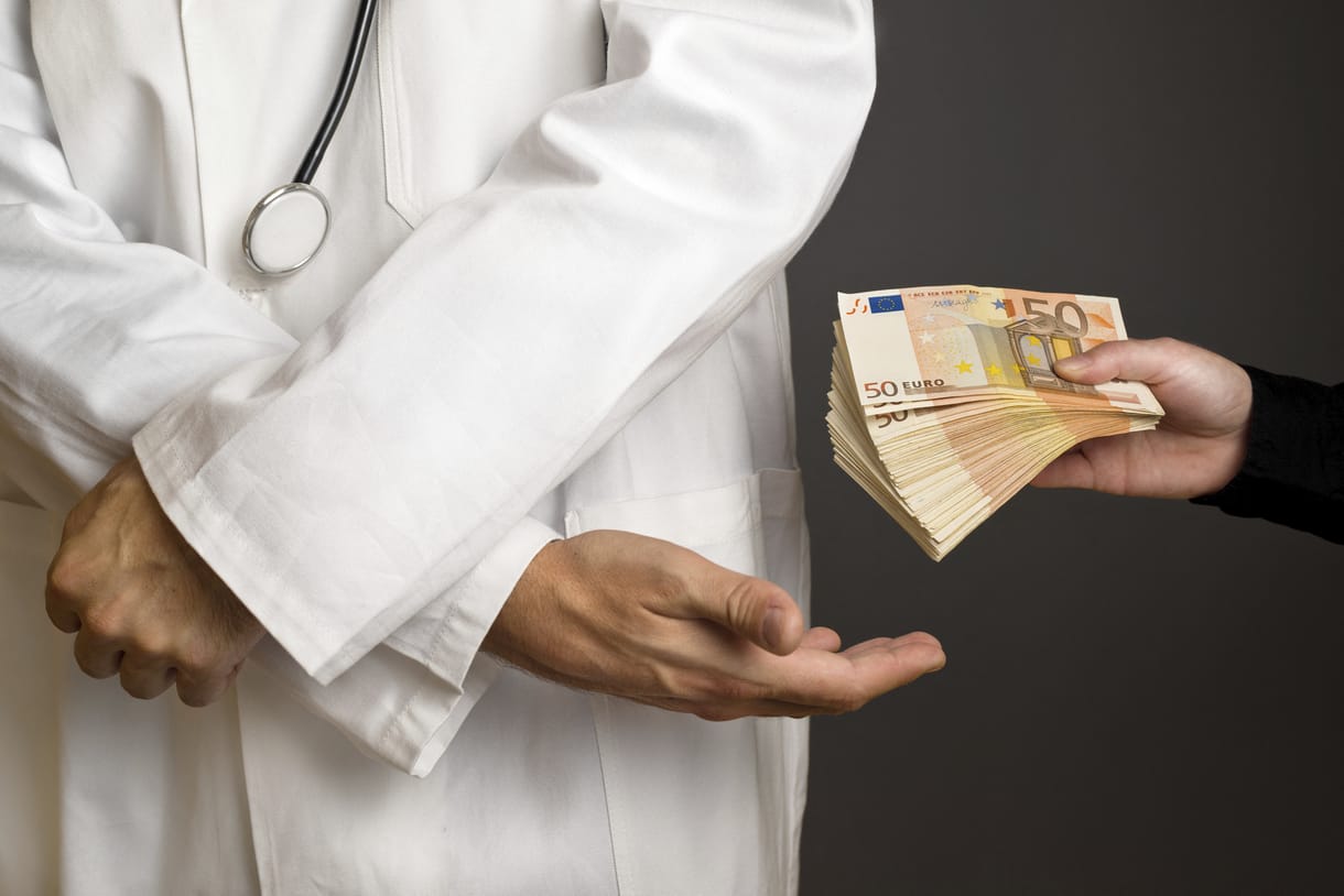 Szorult helyzetben lévő embereket használt ki egy kórház főorvosa, börtönbe kell mennie