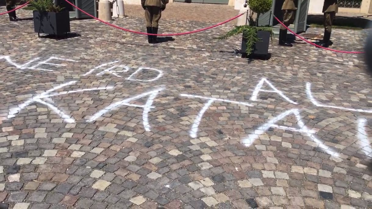 Ne írd alá, Kata! – fújta fel a Momentum a Sándor-palota elé