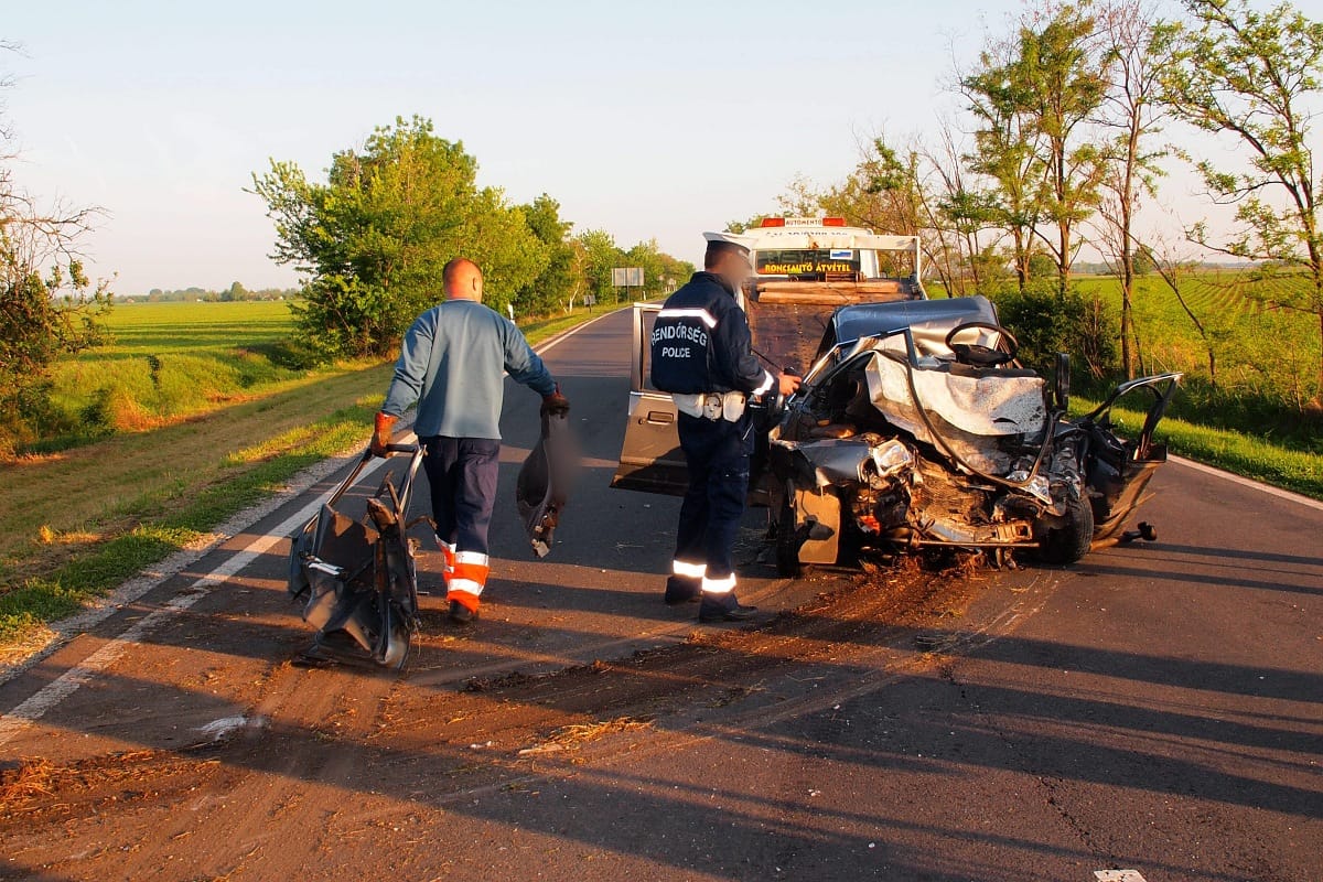 Frontális karambol a 44-esen: négy ember rögtön meghalt