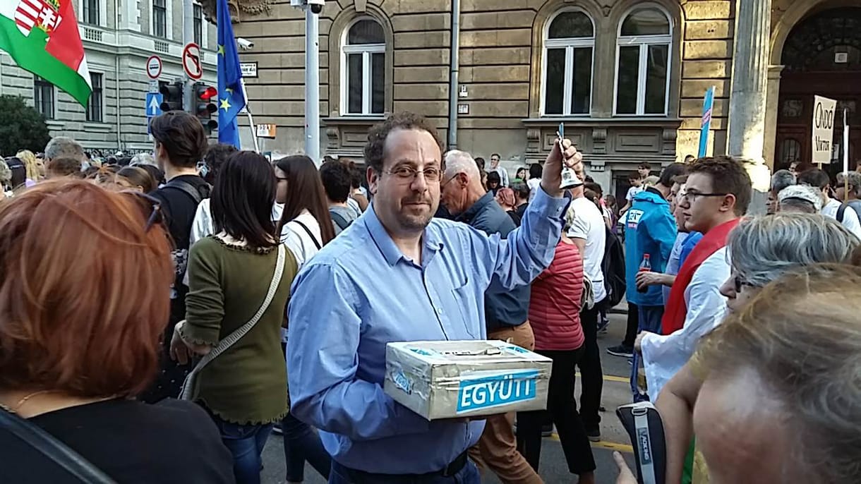 120 ezerre bírságoltak egy ellenzéki politikust a dudálós tüntetésen