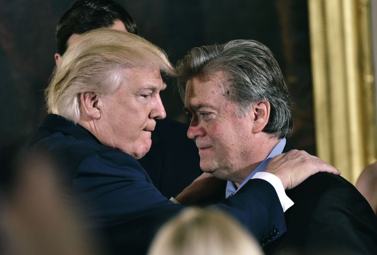 Kampánytanácsadójának és rappereknek is kegyelmet adott elnöksége utolsó óráiban Donald Trump