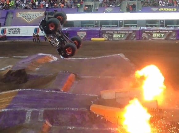 Dupla bukfenc lett az első monster truck előreszaltóból – videó