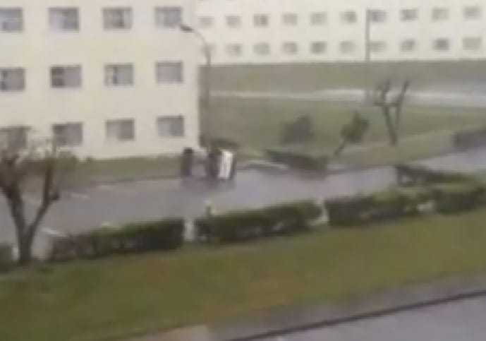 Így borít autót a japán tájfun - videó