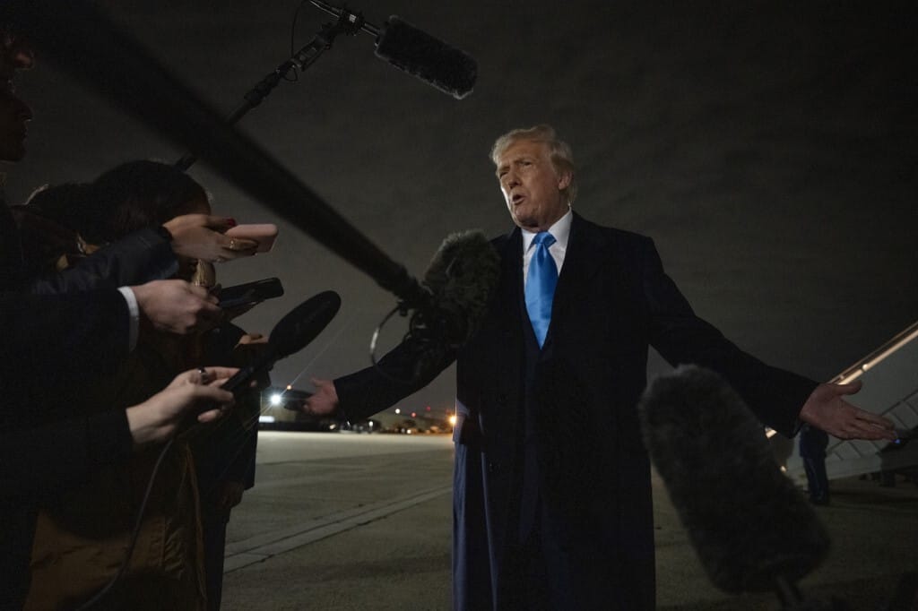 Trump magasról tesz arra, hogy vámháborúból lett már gazdasági világválság, és igazi háború is