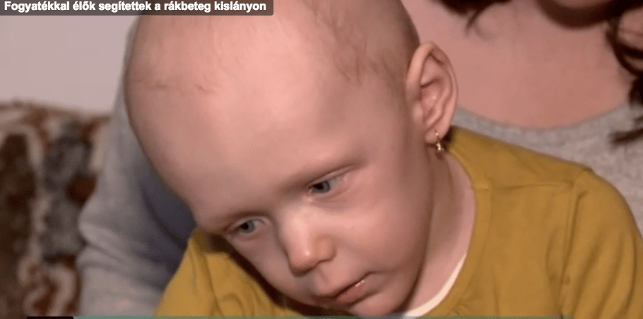 Fogyatékkal élők segítettek a rákbeteg kislányon
