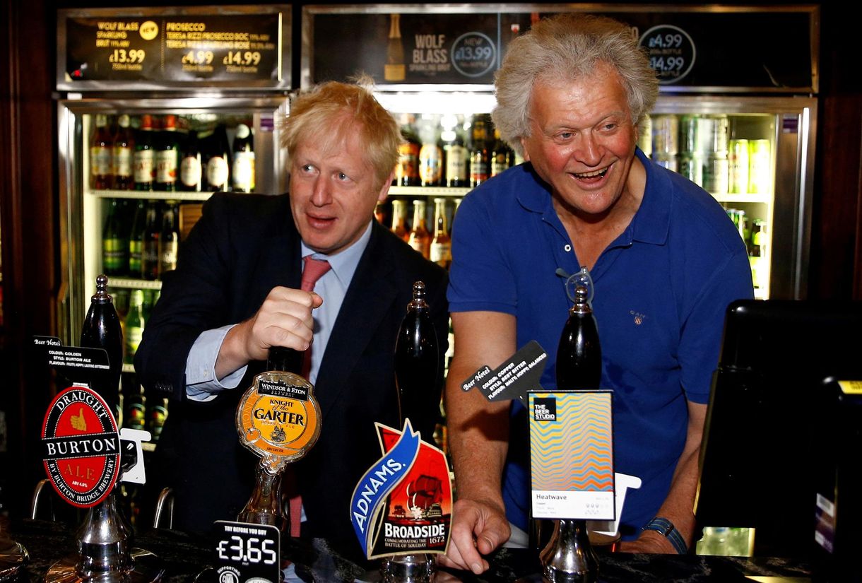 Lovaggá üti Károly király a Brexit-párti kocsmacézárt