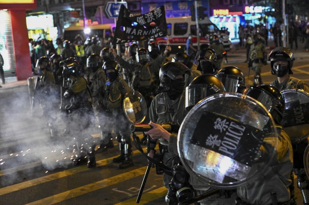 Tízezrek vonultak az utcára Hongkongban, összecsaptak a tüntetők a rendőrökkel