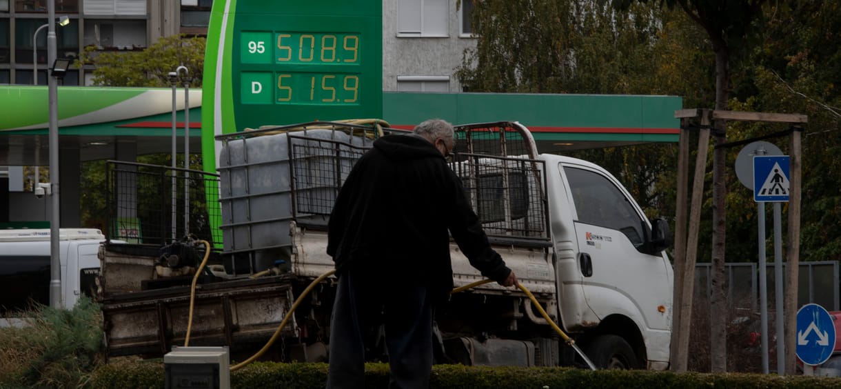 A kormány lejtőre lökte a Mol részvényeit az üzemanyagárak befagyasztásával