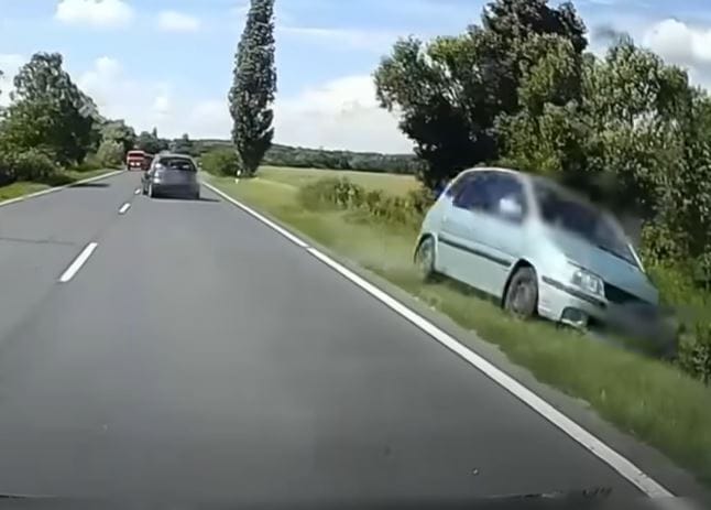 Több száz métert csúszott az árokban, majd a tetejére borult egy autó a 84-es úton