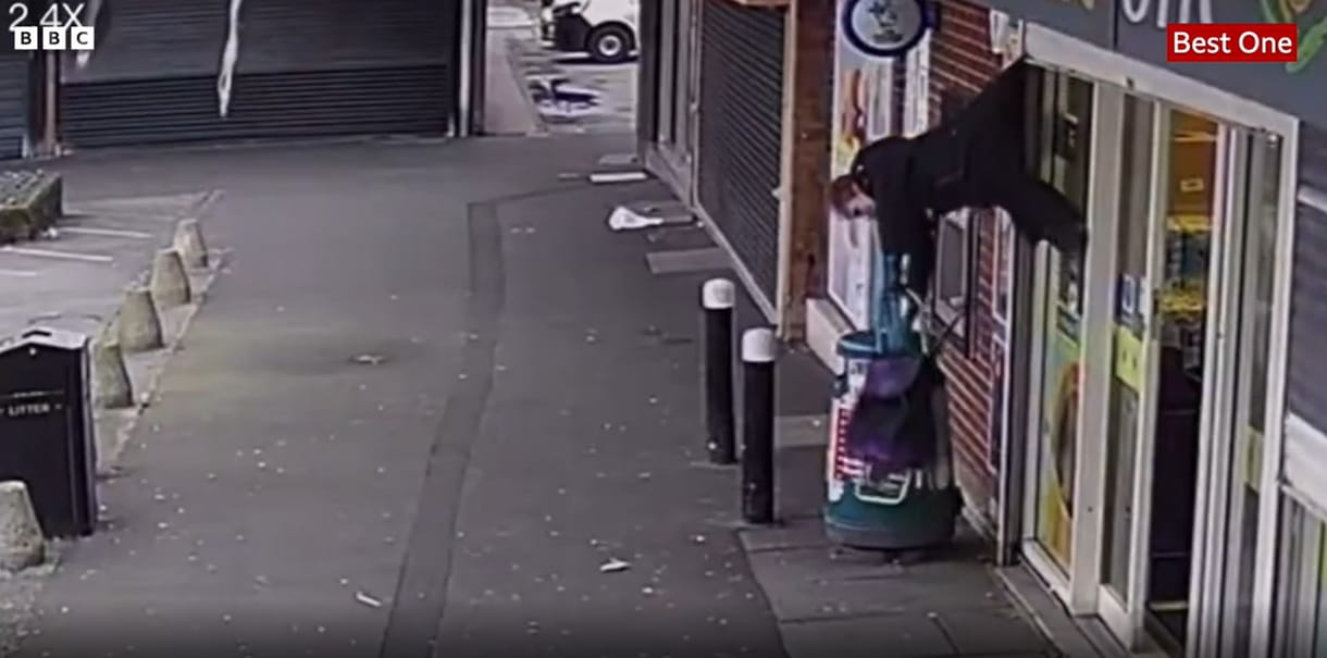 Letarolta a Tiktokot a motoros redőnnyel levegőbe emelt takarítónő