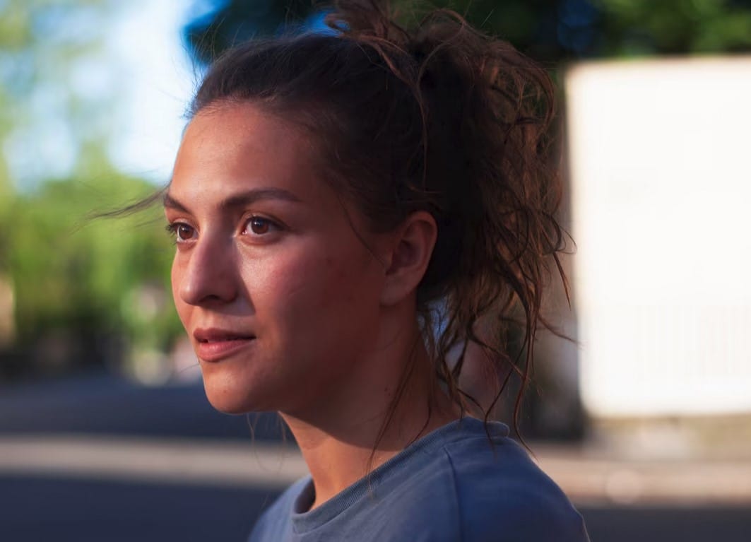 Emily 19 éves, egyedülálló anya, élettársa drogdíler és lelépett – norvég regény örökölt mintákról és traumákról