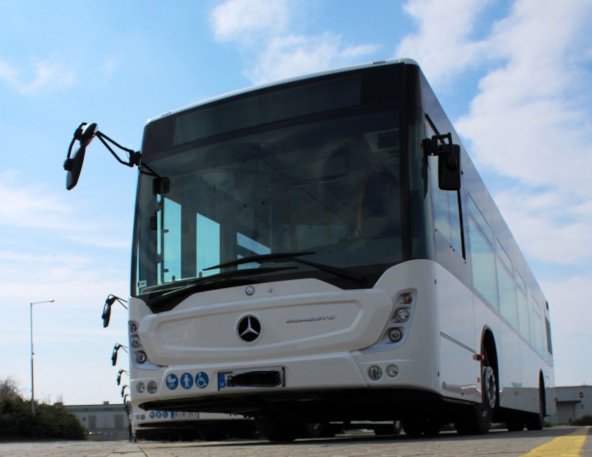 Bedeszkázott ajtóval indult el egy busz Budapestről Bajára