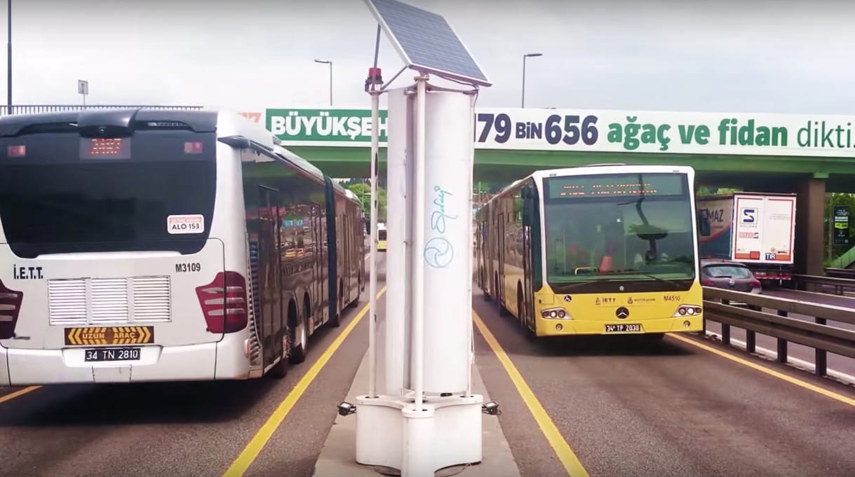 Szélturbinákat hajtanak az elszáguldó buszok levegőjével Isztambulban – videó