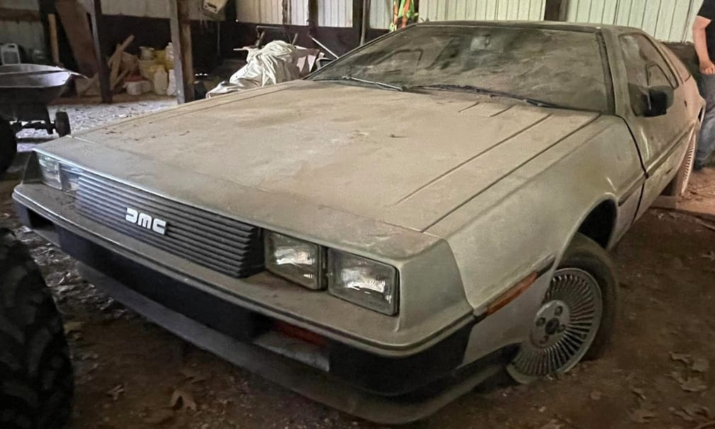 Valódi időgép ez a pajtában fellelt alig 1600 kilométert futott DeLorean