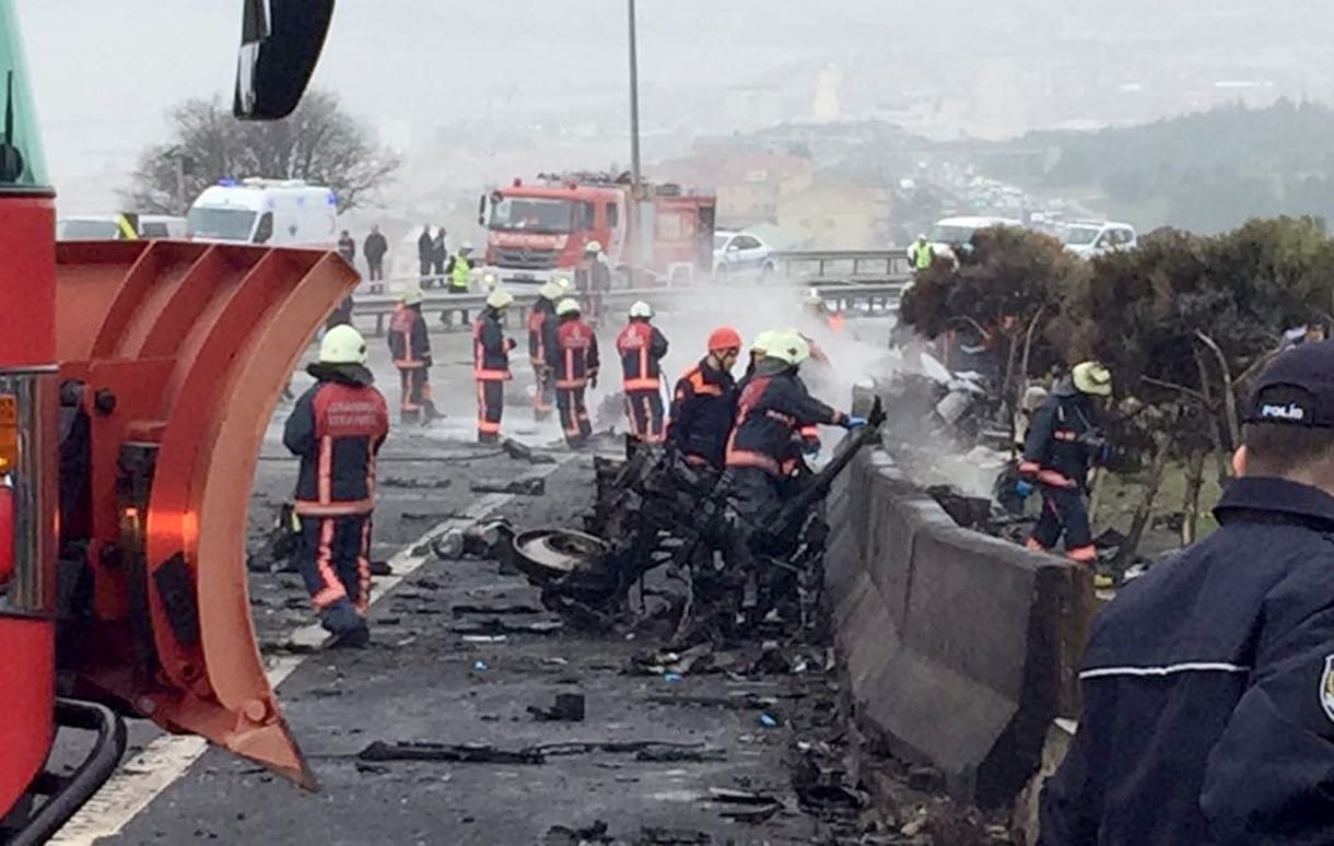 Tévétoronynak ütközött és lezuhant egy helikopter Isztambul külvárosában 